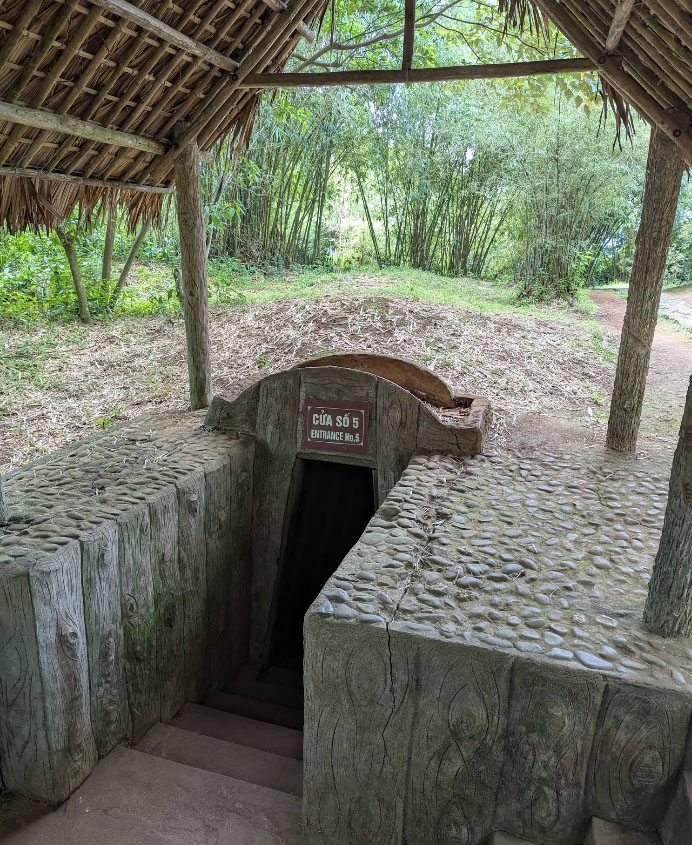 Địa đạo có 13 cửa ra vào trong đó có 7 cửa thông ra biển và 6 cửa đi lên đồi