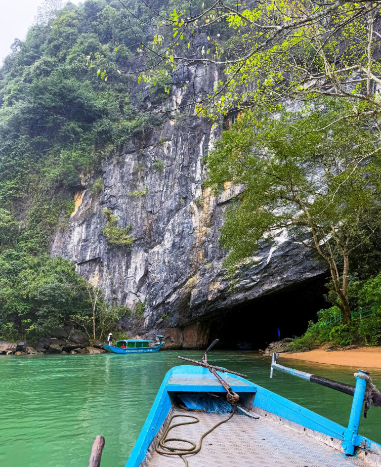 Thuyền tiến vào cửa Động Phong Nha