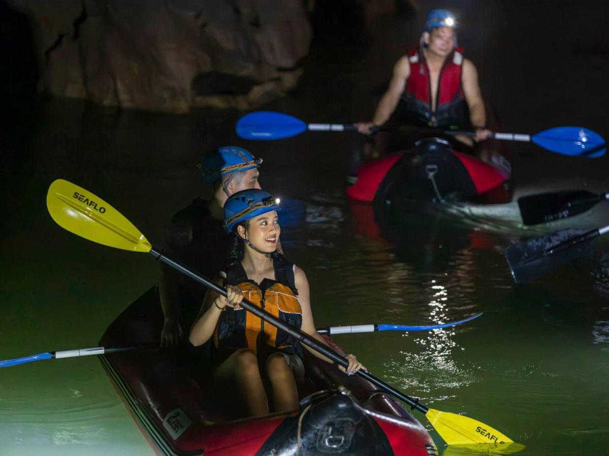 Khám Phá chiều sâu bí ẩn Động Phong Nha 4.500m bằng thuyền kayak