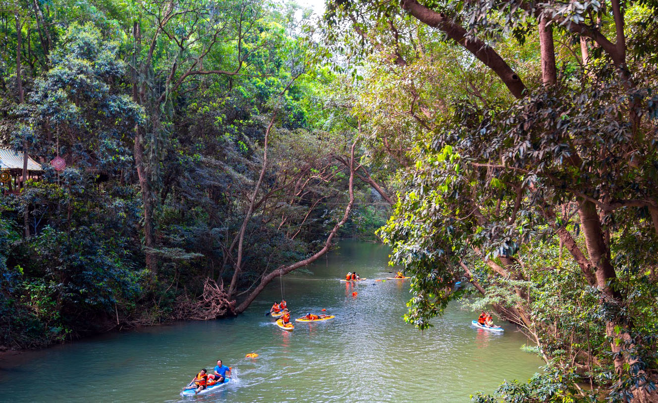 Chèo thuyền trên suối