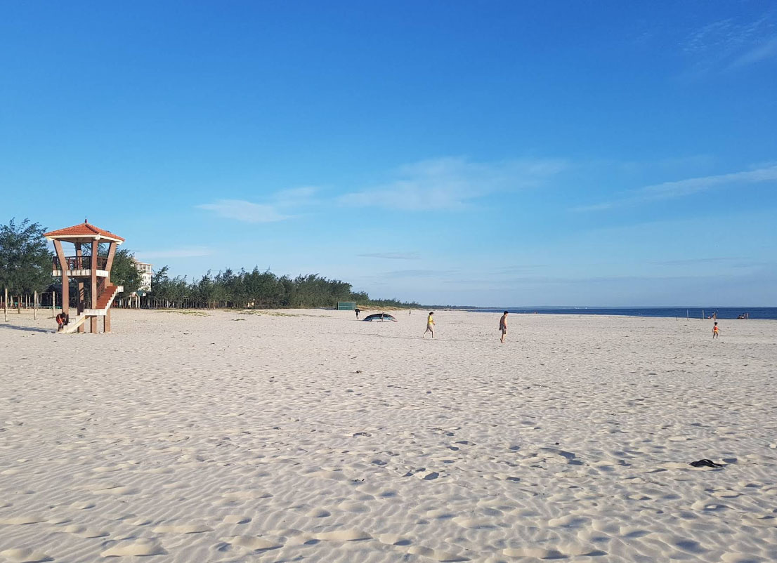 Bờ cát trắng mịn trải dài