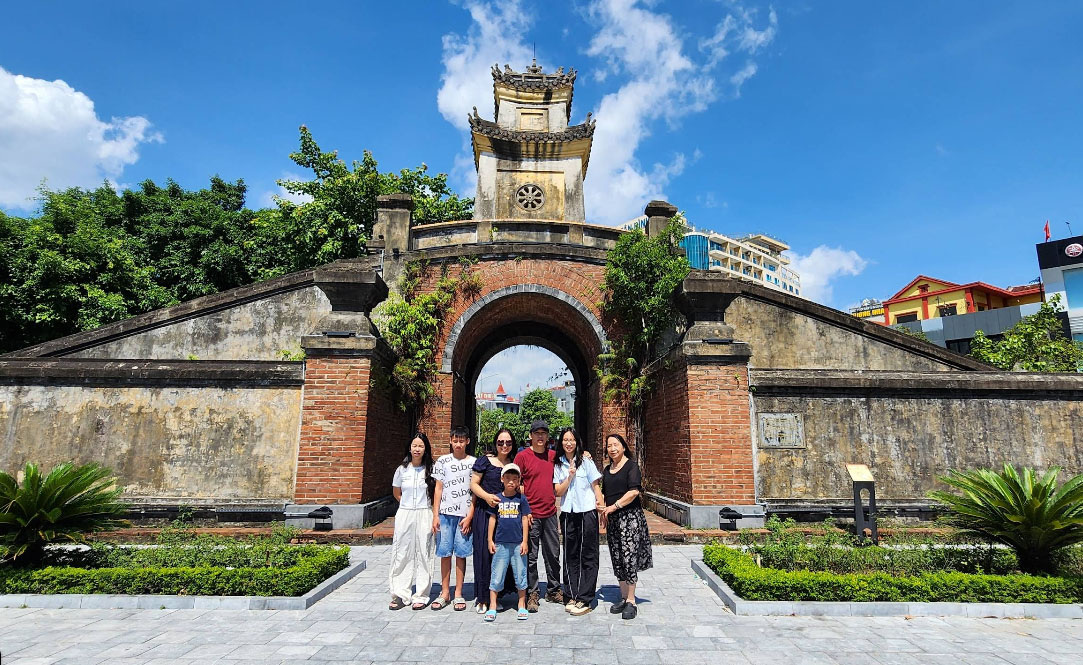 Du khách tham quan chụp hình lưu niệm