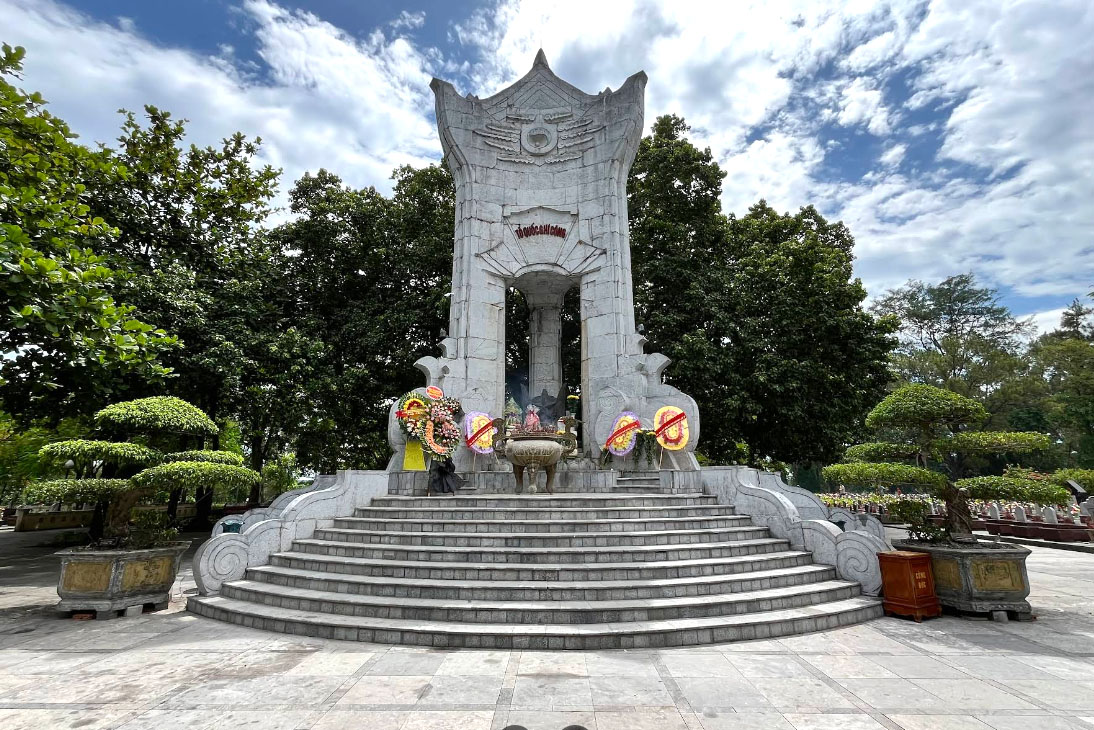 Đài Tưởng niệm bằng đá trắng, cao vút, uy nghi