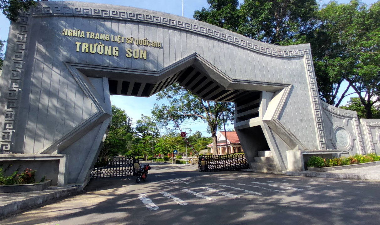 Cổng vào Nghĩa Trang Liệt Sĩ Quốc Gia Trường Sơn