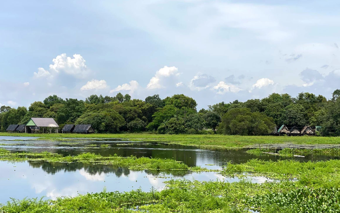 Ở trung tâm Trằm là hồ nước rộng