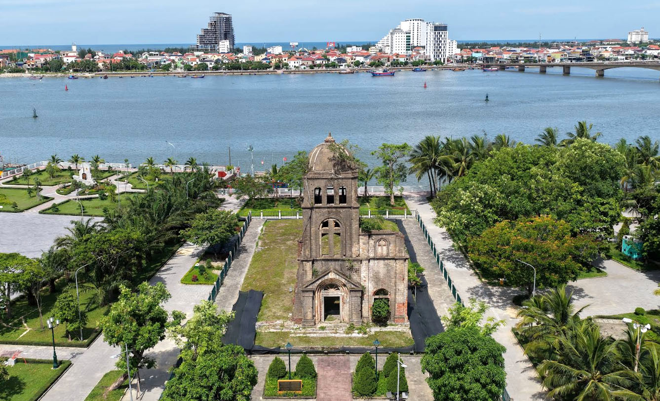 Nằm ngay cạnh dòng Nhật Lệ hiền hòa