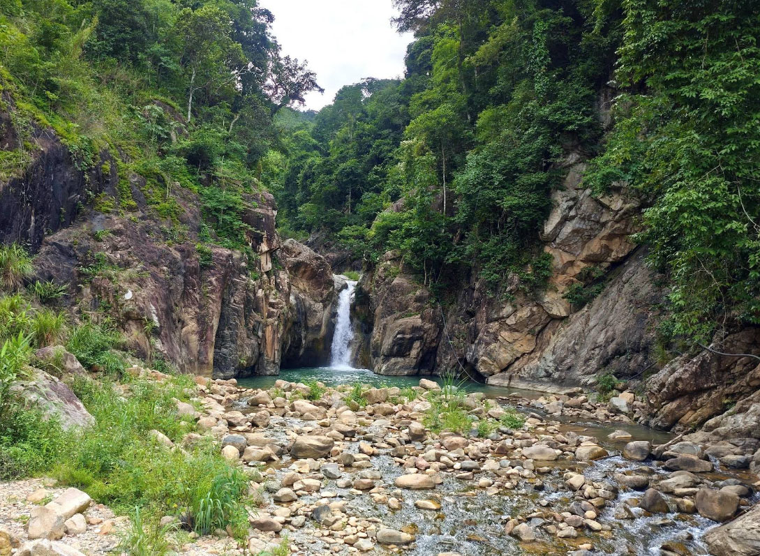 Vô số tảng đá lớn nhỏ nằm rải rác