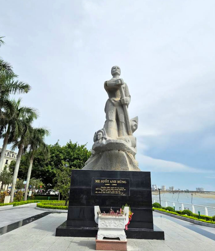 Tượng ngay bên bờ sông Nhật Lệ thơ mộng