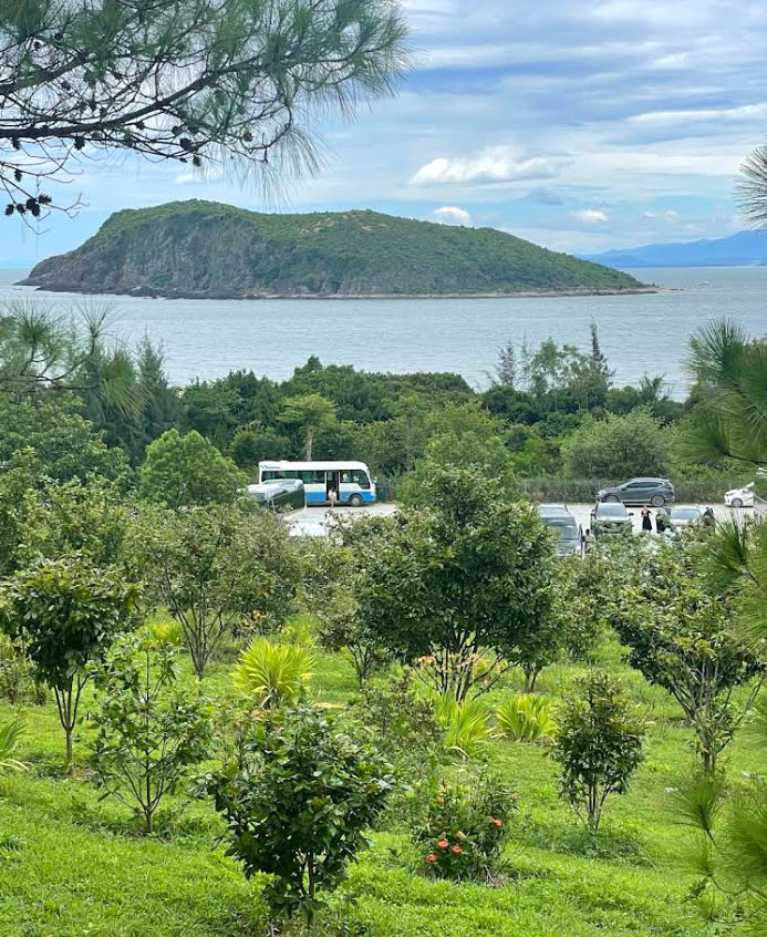 Đảo Yến nhìn từ xa