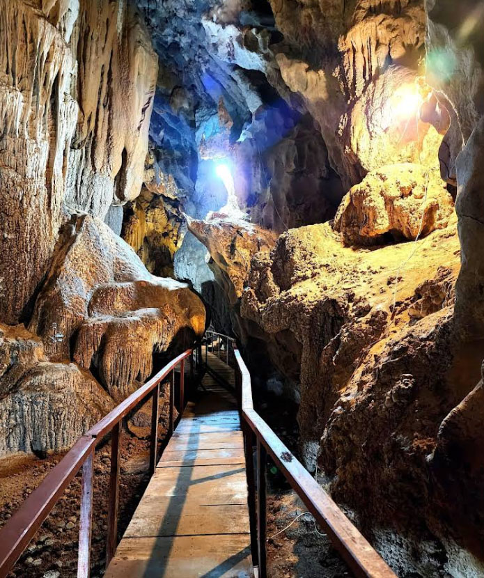 Khám phá hang động