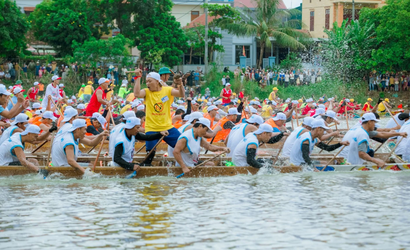 Lễ hội đua thuyền trên sông Kiến Giang